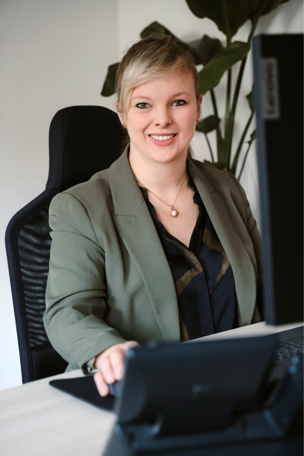 Portrait von Steuerberaterin Tamara Zobel am Schreibtisch